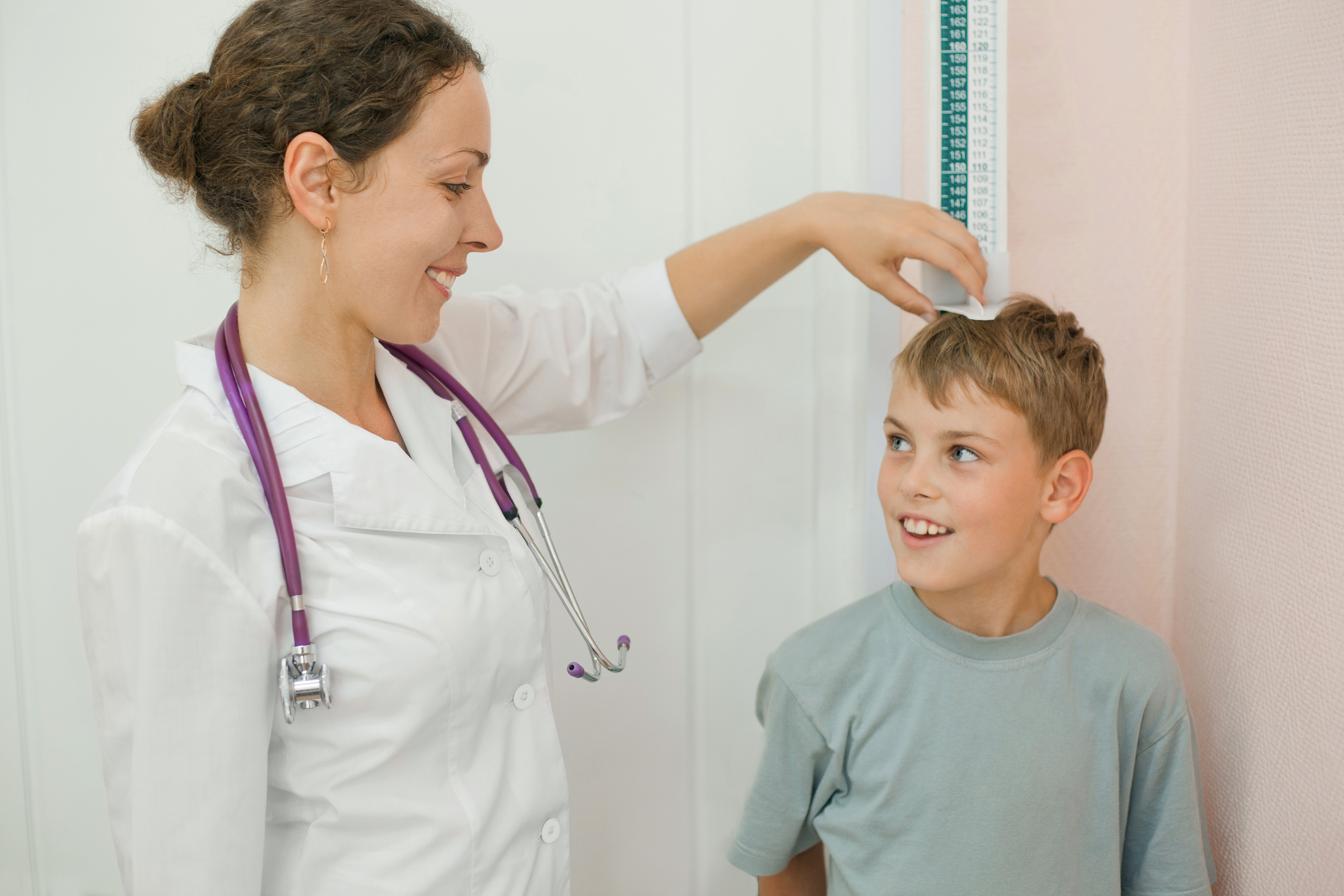 Подростковый врач в детской поликлинике. Подростковый врач в детской поликлинике. Девочка у врача. Подростков осматривает врач. Школьный медосмотр.